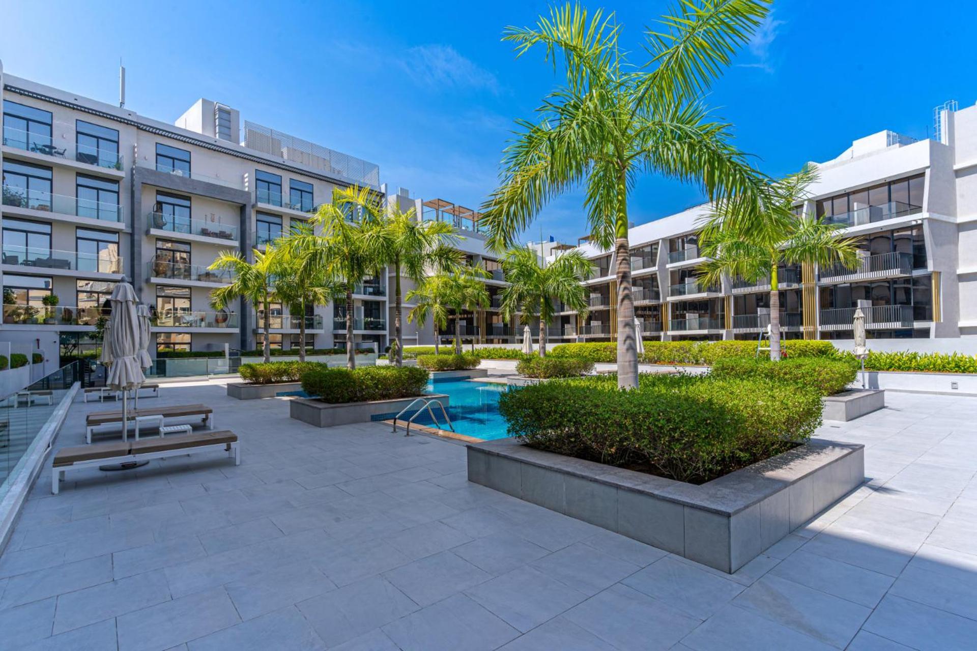 Exquisite Living I Pool View I High Speed Wi-fi Apartment Dubai