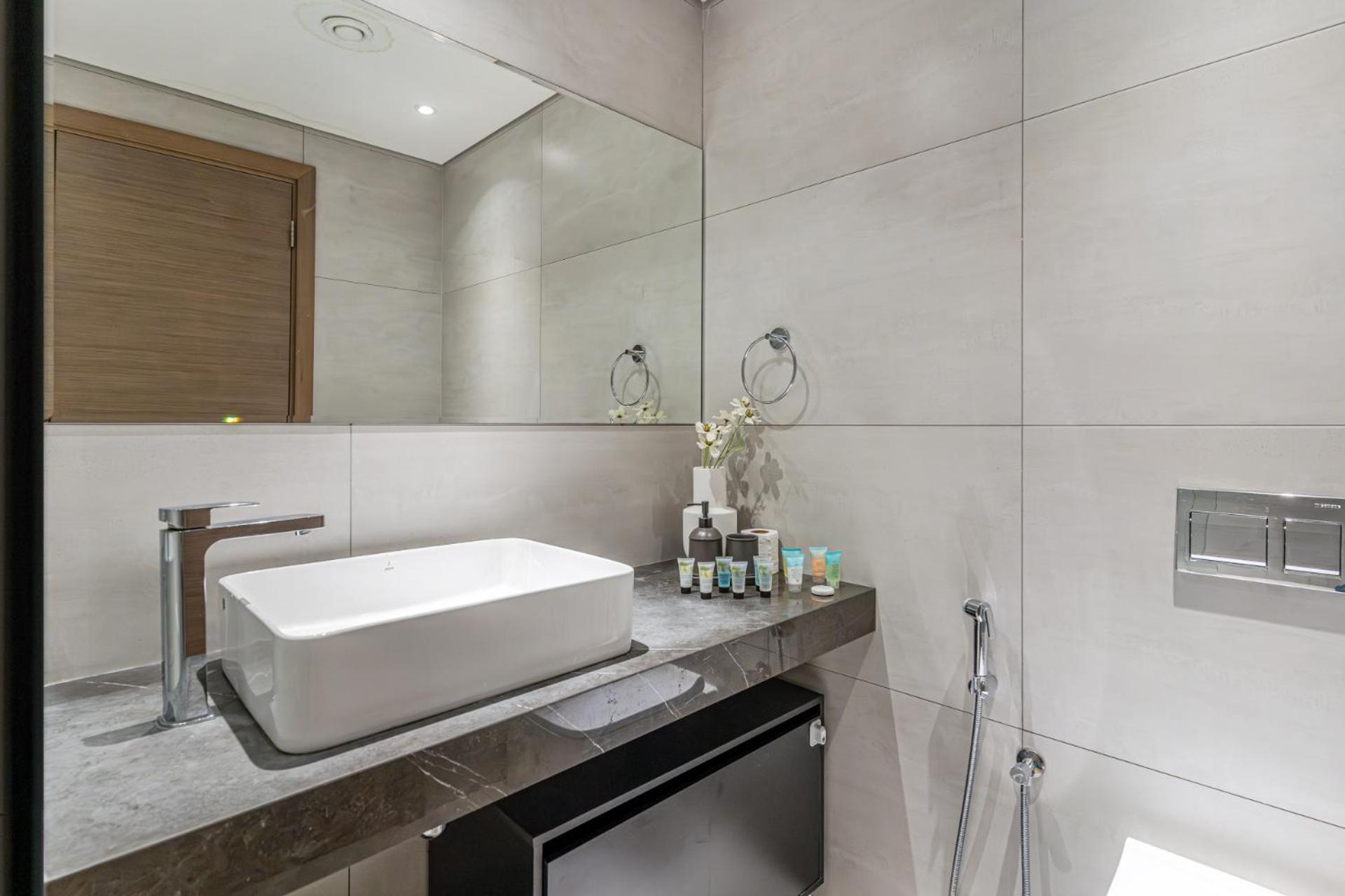 Exquisite Living I Pool View I High Speed Wi-fi Dubai